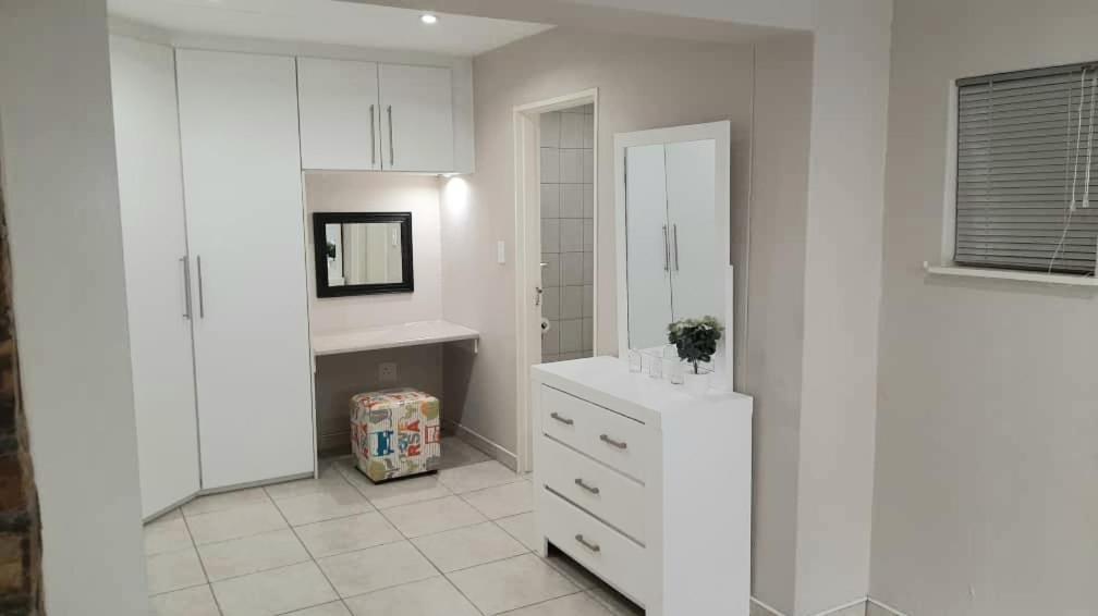 ווינדהוק Feather Self Catering Accommodation מראה חיצוני תמונה