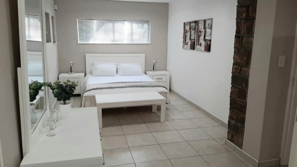 ווינדהוק Feather Self Catering Accommodation מראה חיצוני תמונה