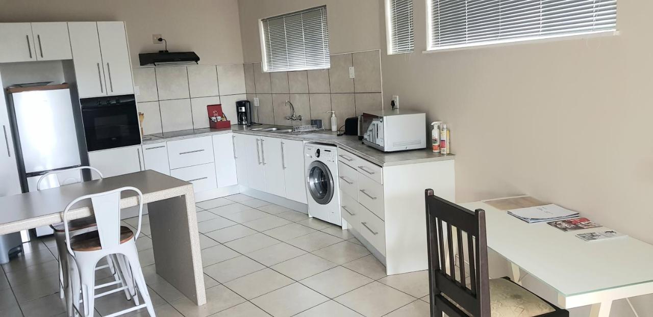 ווינדהוק Feather Self Catering Accommodation מראה חיצוני תמונה