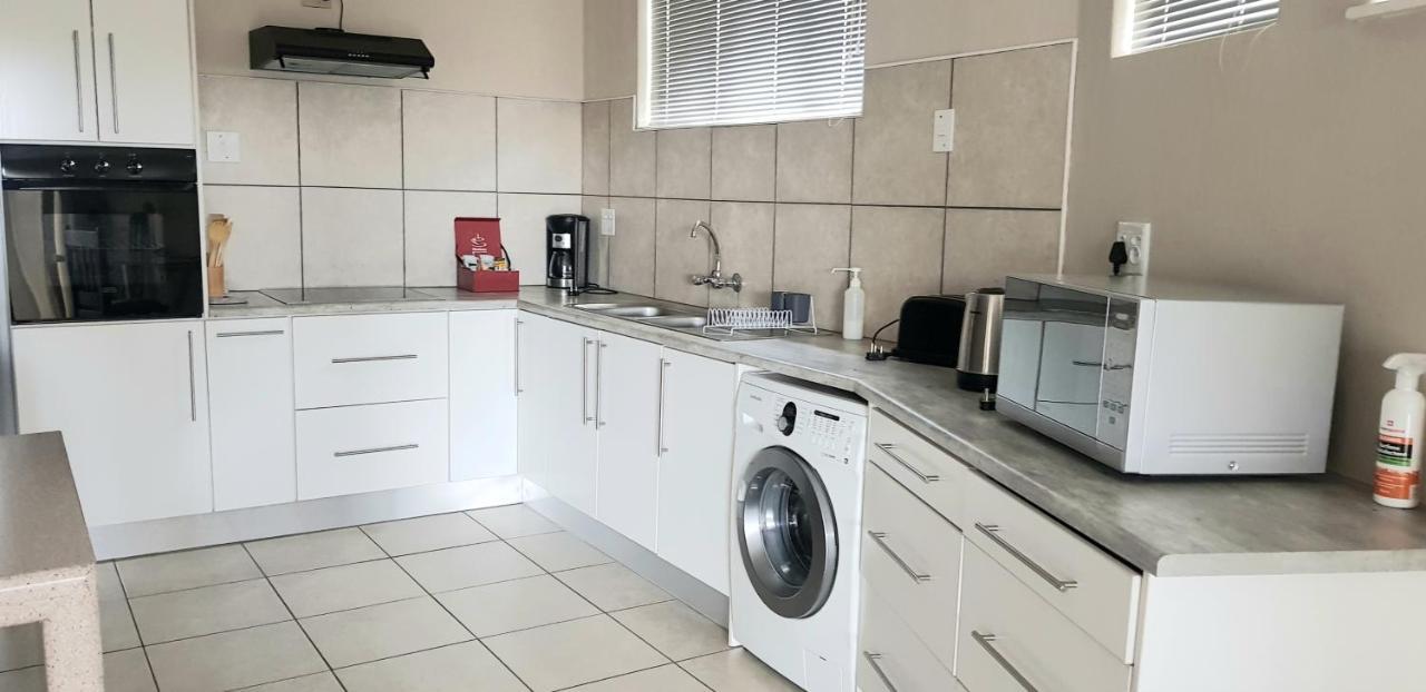 ווינדהוק Feather Self Catering Accommodation מראה חיצוני תמונה